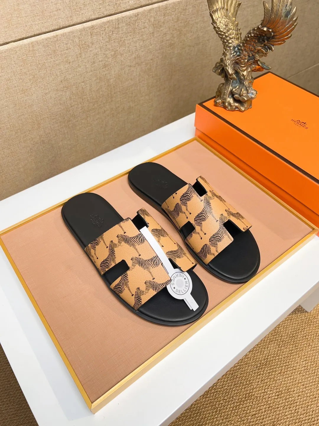 Men's clothing and shoes 💰280 💅💅💅 new arrival. Hermes Hermes official website latest counter synchronized new oran color leather H slippers, the original Paris version flew back to the original model and opened the mold to make it perfectly🍌The highest quality Sincerity, you can enter and leave the counter at will [Deyi] The upper is made of original customized  colored palm prints, crocodile print, ostrich print, colored cow leather, colored cow suede, 🤔 horse hair, 🥳 colored diamonds, 🥰 3D printing, and other genuine leather slippers, imported cow pattern foot pad lining, Italian  latest original genuine leather combination outsole Code number: 38-48 (customized at 46.47.48) Can be made into picture combination sole with genuine leather pattern and ordinary molded outsole